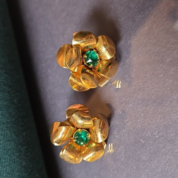 Vintage Gold Tone 3D Flower Earrings with Green Stone - Picture 3 of 17